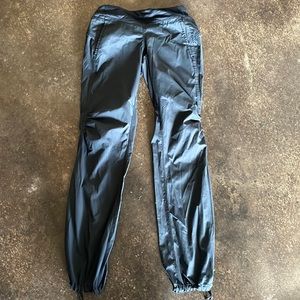 Lululemon black cargo pants - 4; pre-loved.